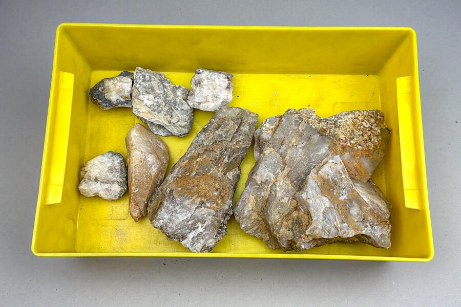 Box mit Mineralien